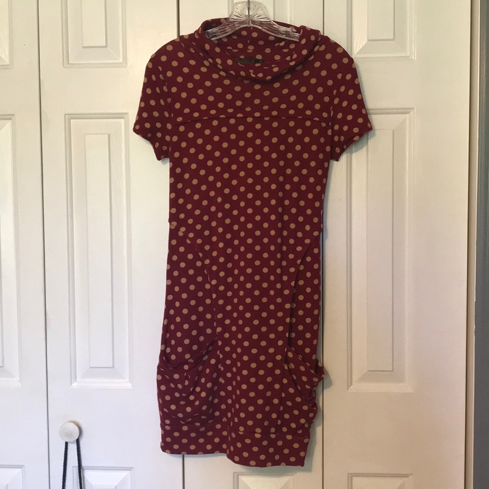 Maroon dress with beige polka dots and pockets